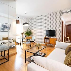 Central Apartment With Pool